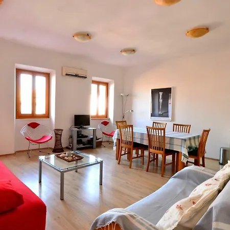 Flora - Family With Terrace In Centre Of * Rovinj